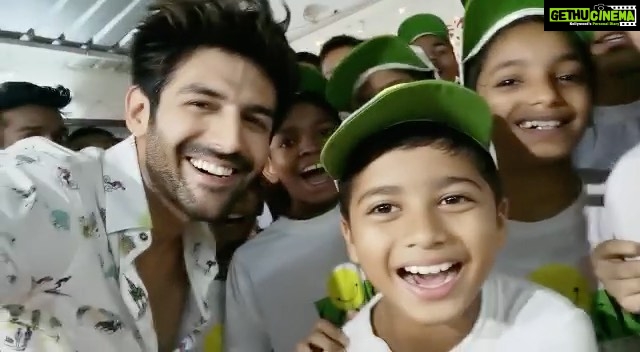 Kartik Aaryan Instagram - Merry Christmas πΆπ»π
π»