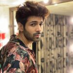 Kartik Aaryan Instagram - Last yr i asked Santa for the Sexiest person ever for Christmas 🎅🏻🎄 Today morning I woke up in a box 👶🏻 🎁 Mumbai, Maharashtra