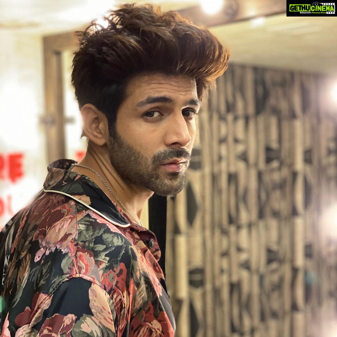Kartik Aaryan Instagram - Last yr i asked Santa for the Sexiest person ever for Christmas π
π»π Today morning I woke up in a box πΆπ» π Mumbai, Maharashtra