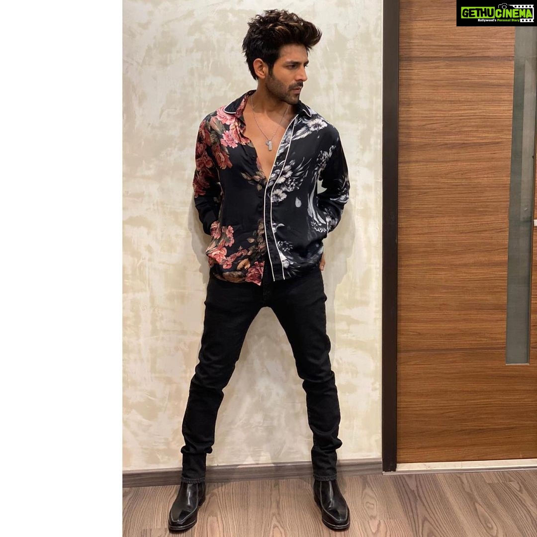 Kartik Aaryan Instagram - Dear Santa I was good at being naughty Does that count 🎄 Mumbai, Maharashtra