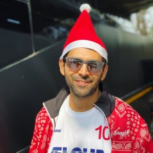 Kartik Aaryan Instagram - Y fear when Santa is here Kis kis ko gift chahiye Mumbai, Maharashtra