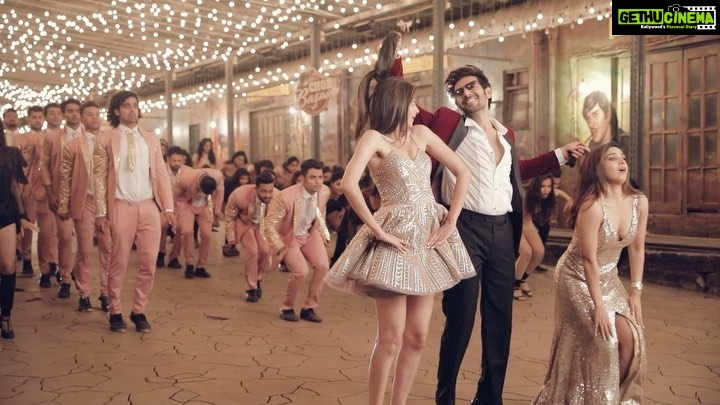 Kartik Aaryan Instagram - Tere Lambe Lambe Kaale Kaale Naagin Se Baal Re !! 🔥 #AnkhiyonSeGoliMare 😍 #PatiPatniAurWoh Mumbai, Maharashtra