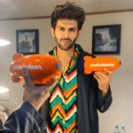 Kartik Aaryan Instagram - #ChintuTyagi bohot khush hue !! Thank u #KidsChoiceAwards for Entertainer of the Year Award 🙏🏻🙏🏻 Award mila vo bhi Mann ke Sachhe bachcho se ❤️ This Award is really special.. thank u kids for choosing me as your Entertainer 🤘🏻🔥 #Nickelodeon 👶🏻