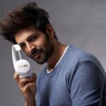 Kartik Aaryan Instagram - Which is your Fav song from #PatiPatniAurWoh ? 🔥 I’m Listening to #TuHiYaarMera on my boAt !! 💜 🎶 @boat.nirvana #iamboAthead