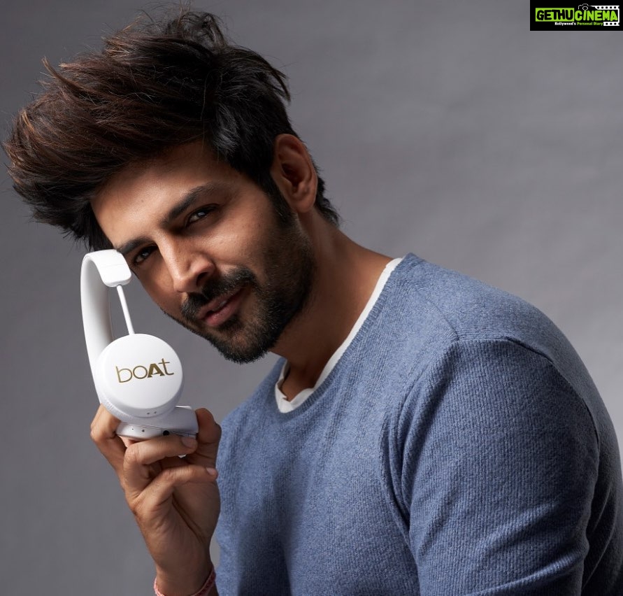 Kartik Aaryan Instagram - Which is your Fav song from #PatiPatniAurWoh ? š„ Iām Listening to #TuHiYaarMera on my boAt !! š š¶ @boat.nirvana #iamboAthead