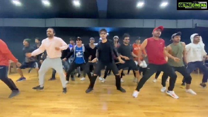 Kartik Aaryan Instagram - Munna Badnaam hua βBHAIβ ke Liye @beingsalmankhan β€οΈ @aslisona π #MunnaBadnaamHuaChallenge π€π»πΊπ» Aur ab #ChintuTyagi challenge karte hai apni Patni aur Woh ko @bhumipednekar @ananyapanday ππ»ππ» Mumbai, Maharashtra