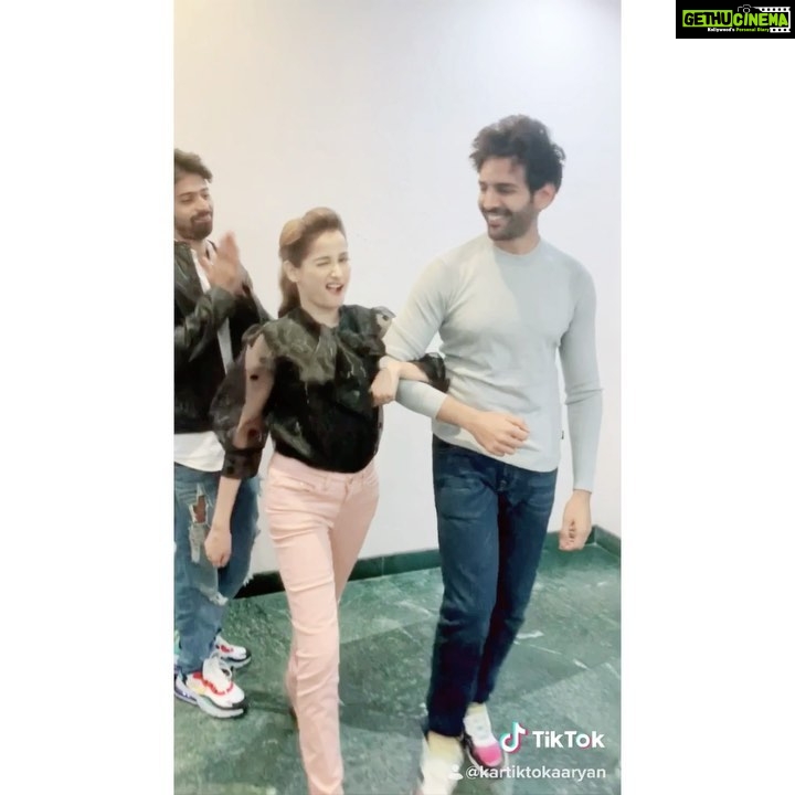 Kartik Aaryan Instagram - Aajkal ki ladkiyan na ... #KarTikTokAaryan #DheemeDheeme #PatiPatniAurWoh Mumbai, Maharashtra