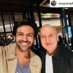 Kartik Aaryan Instagram - Thank you So much Sir ❤️ You are an inspiration 🙏 बस आप जैसा जोश और उत्साह 40 साल बाद मुझमें भी बना रहे 🔥 #REPOST @anupampkher SUPERSTARS: Since the criteria of calling an actor (however good he/she is) a #SuperStar depends on the money their movies make, I am sharing with you all a pic of two SUPERSTARS. At least this year for me! 😬 My film #KashmirFiles made 350crores worldwide and @kartikaaryan’s #BhoolBhulaiyaa2 earned close to 250 crores . Time is changing and so is the audience's taste and the system. Who had ever imagined that a day will come, when my film like #KashmirFiles in the lead will do business of 350cr. It is a good churning! I welcome the change. Hope you all do too! It was such a pleasure to meet #Kartik recently! He is going to be here for a long long time. Both, as an actor and a superstar. मैं तो लगभग पिछले 40 से दौड़ रहा हूँ।और भी बहुत साल अभी दौड़ना है और कार्तिक जैसे नौजवानों के साथ कम्पीट करना है! जय हो!!😎😍 #KuchBhiHoSaktaHsi #SelfPraise #Truth #Journey #MagicOfCinema
