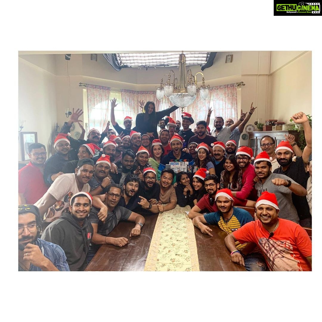 Kartik Aaryan Instagram - Merry Christmas 🎄🎅🏻 From the team of #Dostana2 Wrap for the 2nd schedule for all of us in 2019 🤟🏻❤️