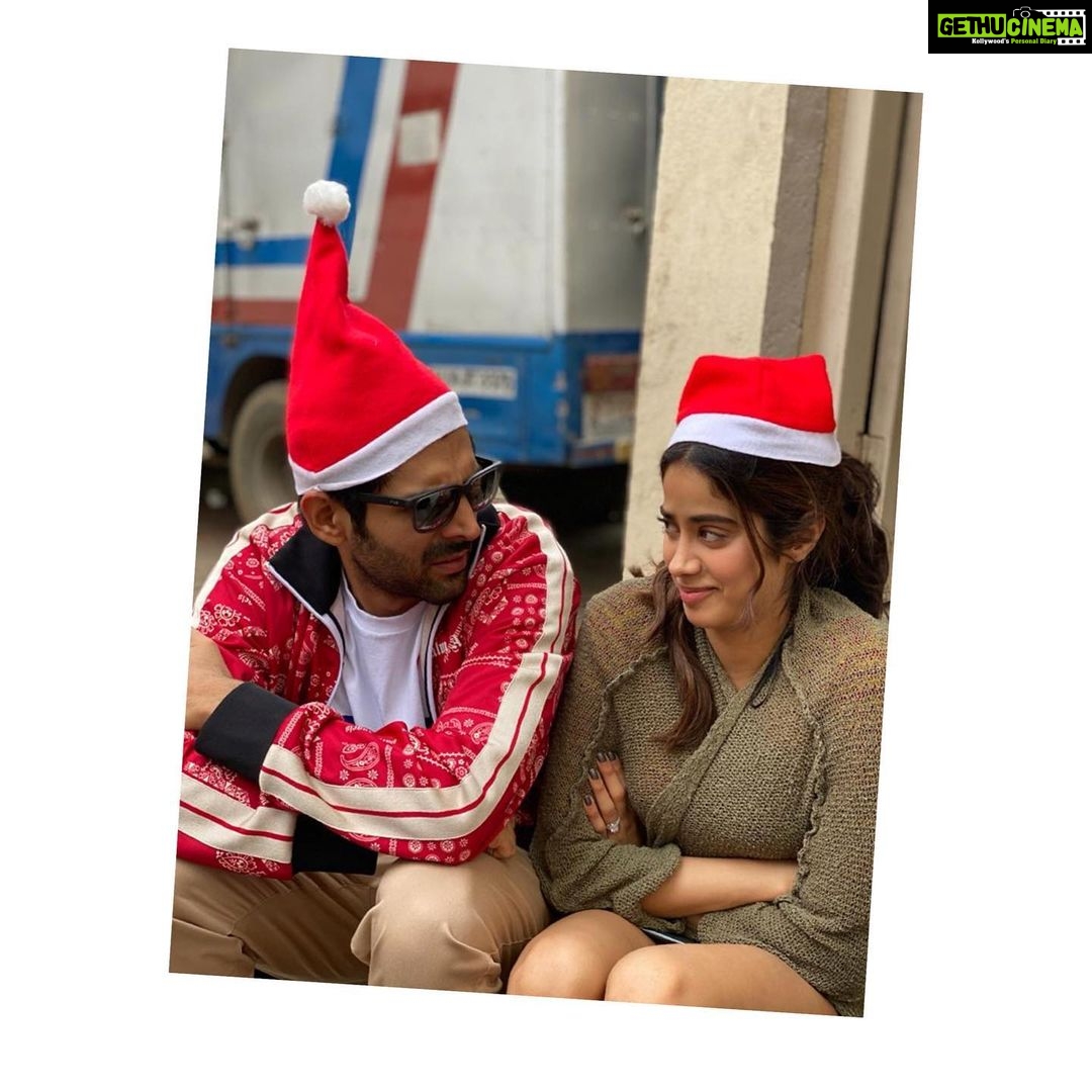 Kartik Aaryan Instagram - Merry Christmas 🎄🎅🏻 From the team of #Dostana2 Wrap for the 2nd schedule for all of us in 2019 🤟🏻❤️