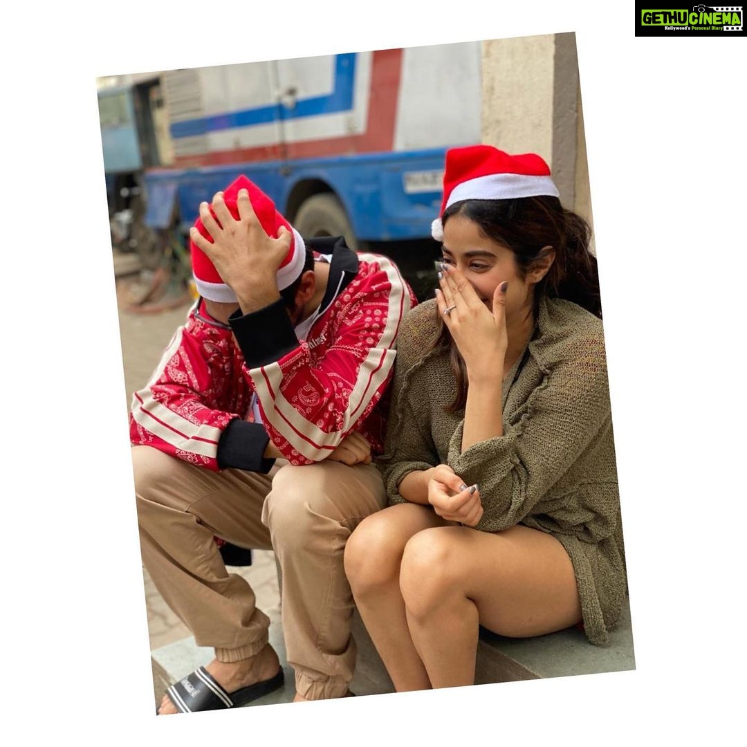 Kartik Aaryan Instagram - Merry Christmas 🎄🎅🏻 From the team of #Dostana2 Wrap for the 2nd schedule for all of us in 2019 🤟🏻❤️