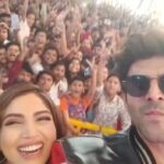 Kartik Aaryan Instagram - #PatiPatniAurWoh everywhere❤️ Love you #Pune 😘 @bhumipednekar 👫💃🏻 Missed u woh @ananyapanday !! Sab log Tickets book kar lo aaj 🔥 Pune, Maharashtra