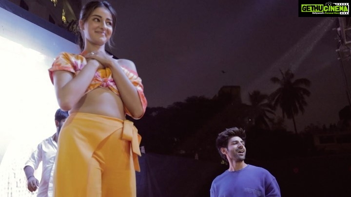 Kartik Aaryan Instagram - Ik tu hi yaar mera Mujhko kya duniya se lena 🎶 @ananyapanday #PatiPatniAurWoh in theatres 👫💃🏻 #TuHiYaarMera