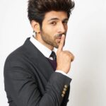 Kartik Aaryan Instagram - #Pune Today 🕺🏻🤟🏻🔥 #PatiPatniAurWoh 👫💃🏻 #PoseLikeKartikAaryan #ChintuTyagi