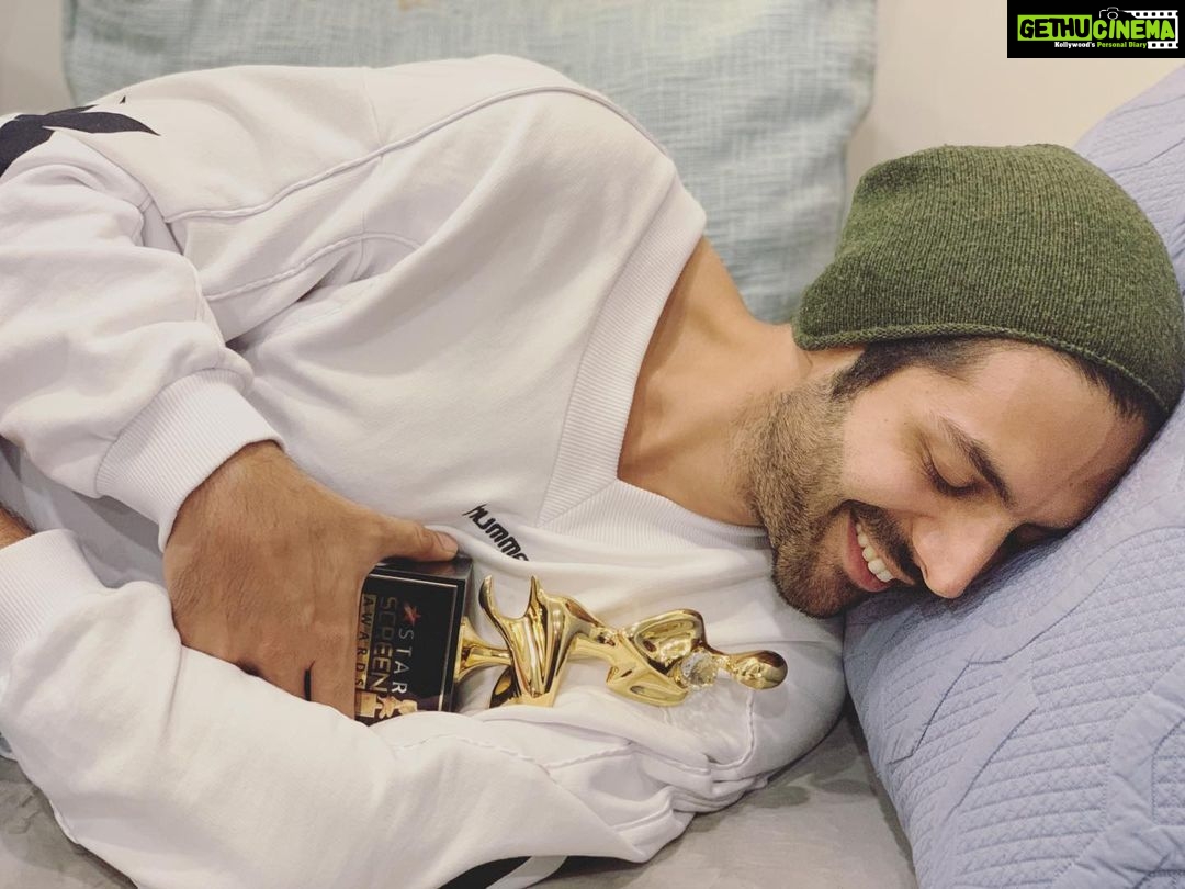 Kartik Aaryan Instagram - Thank you #StarScreenAwards2019 #LukaChuppi is a Special Film ❤️ #GudduShukla is really close to my heart 🙏🏻 Mumbai, Maharashtra
