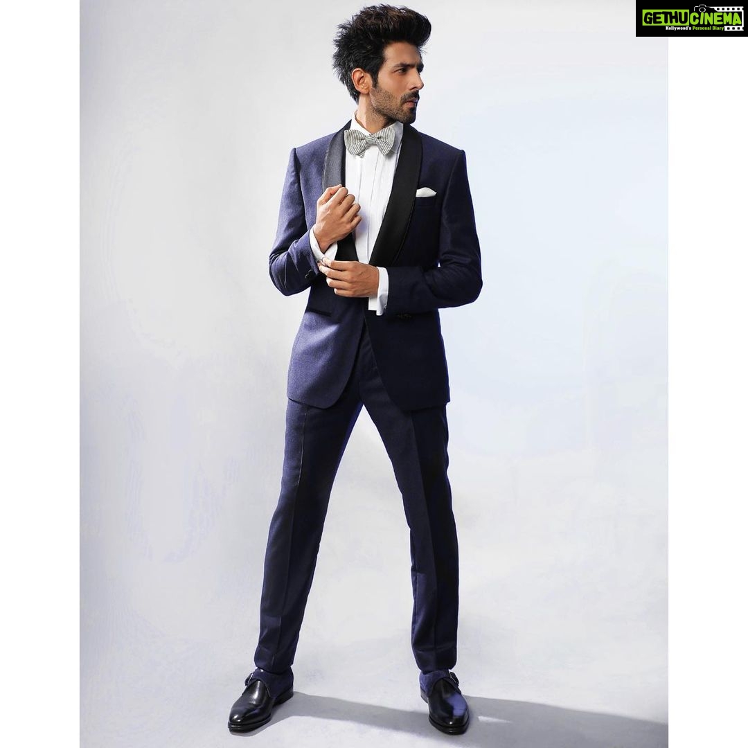 Kartik Aaryan Instagram - Aapka Dost ready to Host #StarScreenAwards 2019 #AboutLastNight Mumbai, Maharashtra