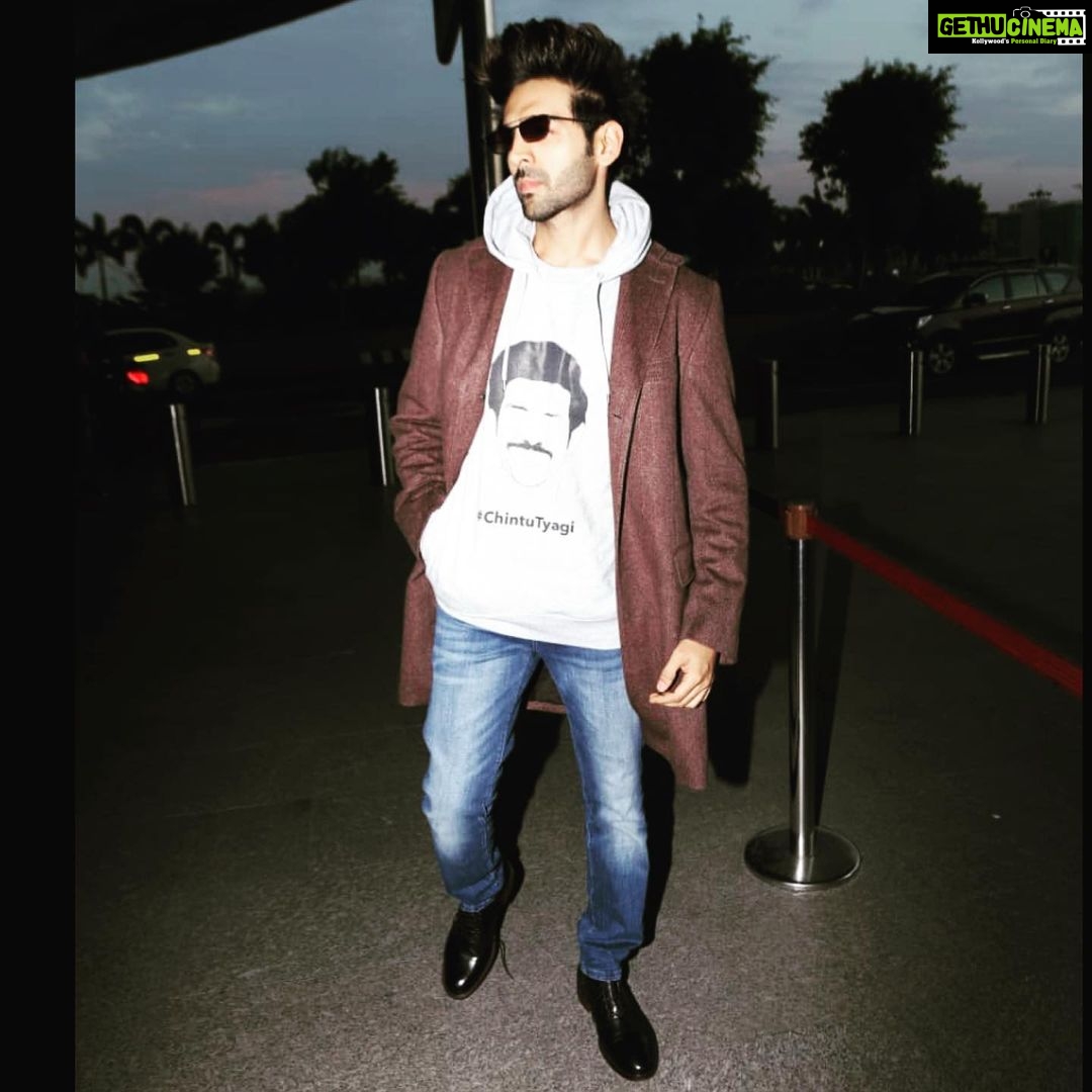 Kartik Aaryan Instagram - #ChintuTyagi in #Delhi #PatiPatniAurWoh #2DaysToGo 👫💃🏻