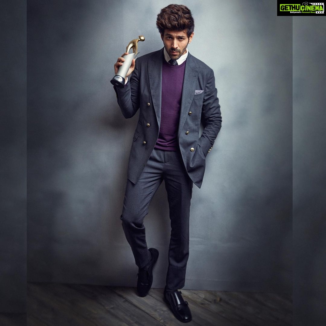 Kartik Aaryan Instagram - Filmfare HotStepper of the Year Award 🔥 #FilmfareGlamourAndStyleAwards 🤟🏻 Thank you @jiteshpillaai and the whole team of @filmfare ❤️ This Award belongs to My team @the.vainglorious @milankepchaki @vickysalvi22 😘 Thank u for always being there 😎