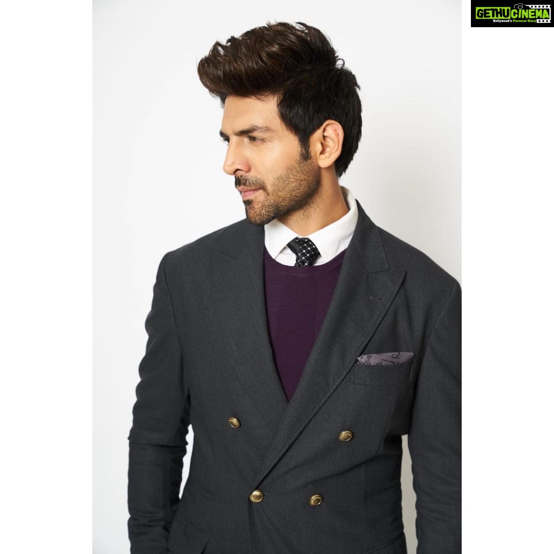 Kartik Aaryan Instagram - Looking at you Swipe Right 👀 Mumbai, Maharashtra