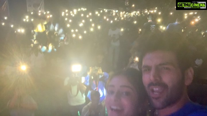 Kartik Aaryan Instagram - #TuHiYaarMera ❤️Launched !! #illuminating your hearts .. Link in bio !! 🔥 #PatiPatniAurWoh 👫💃🏻 #3DaystoGo Mumbai, Maharashtra