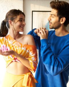 Kartik Aaryan Instagram - Dhadkan ye kehti hai Dil tere bin Dhadke na 🎶🎶 #TuHiYaarMera ❤️ #PatiPatniAurWoh #3DaysToGo #6thDecember !! Link in bio !! Mumbai, Maharashtra