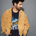 Kartik Aaryan Instagram - Looking Left becoz am Mr Right