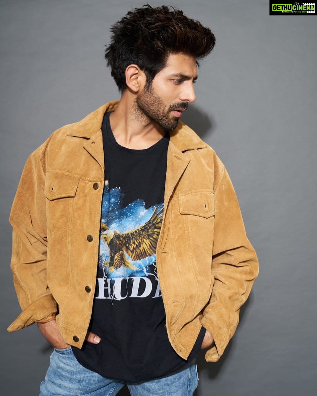 Kartik Aaryan Instagram - Looking Left becoz am Mr Right