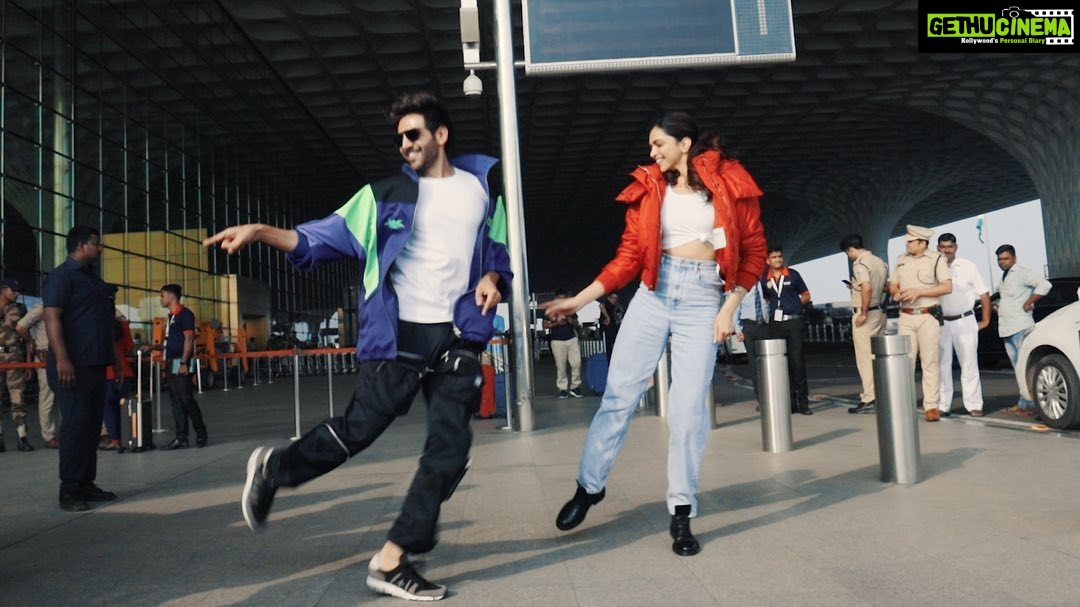 Kartik Aaryan Instagram - #DheemeDheemeChallenge has reached d next level π₯ @deepikapadukone ππ»πΊπ» Too much fun πΆ Terminal 2 Chatrapati Shivaji Terminal Mumbai