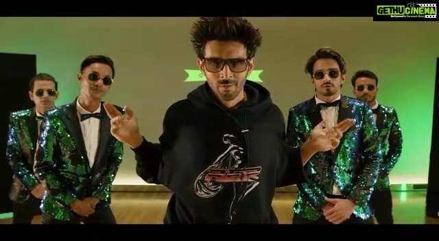 Kartik Aaryan Instagram - Sorry missed your call , Was dancing to #DheemeDheeme π₯πΊπ»πΆ @mj5_official #DanceLikeChintuTyagi #DheemeDheemeChallenge #PatiPatniAurWoh #6thDecember Mumbai, Maharashtra