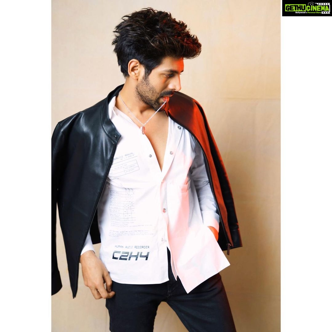 Kartik Aaryan Instagram - Better to be Wild than Boring #ChintuTyagi #PatiPatniAurWoh 👫💃🏻 #6thDecember Mumbai, Maharashtra