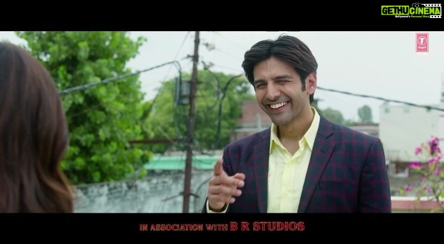 Kartik Aaryan Instagram - #ChintuTyagi ki hasi kaisi lagi ??🤩 #PatiPatniAurWoh 👫💃🏻 #6thDecember ... 5 days to go !! @bhumipednekar @ananyapanday @aparshakti_khurana @junochopra @mudassar_as_is @bhushankumar @brstudiosllp @tseriesfilms @tseries.official Mumbai, Maharashtra
