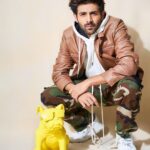 Kartik Aaryan Instagram – हम दोनों में से एक वफ़ादार है ..
#ChintuTyagi 
#PatiPatniAurWoh #6thDecember