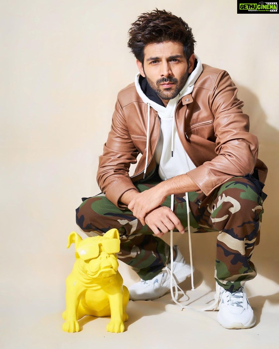 Kartik Aaryan Instagram - हम दोनों में से एक वफ़ादार है .. #ChintuTyagi #PatiPatniAurWoh #6thDecember