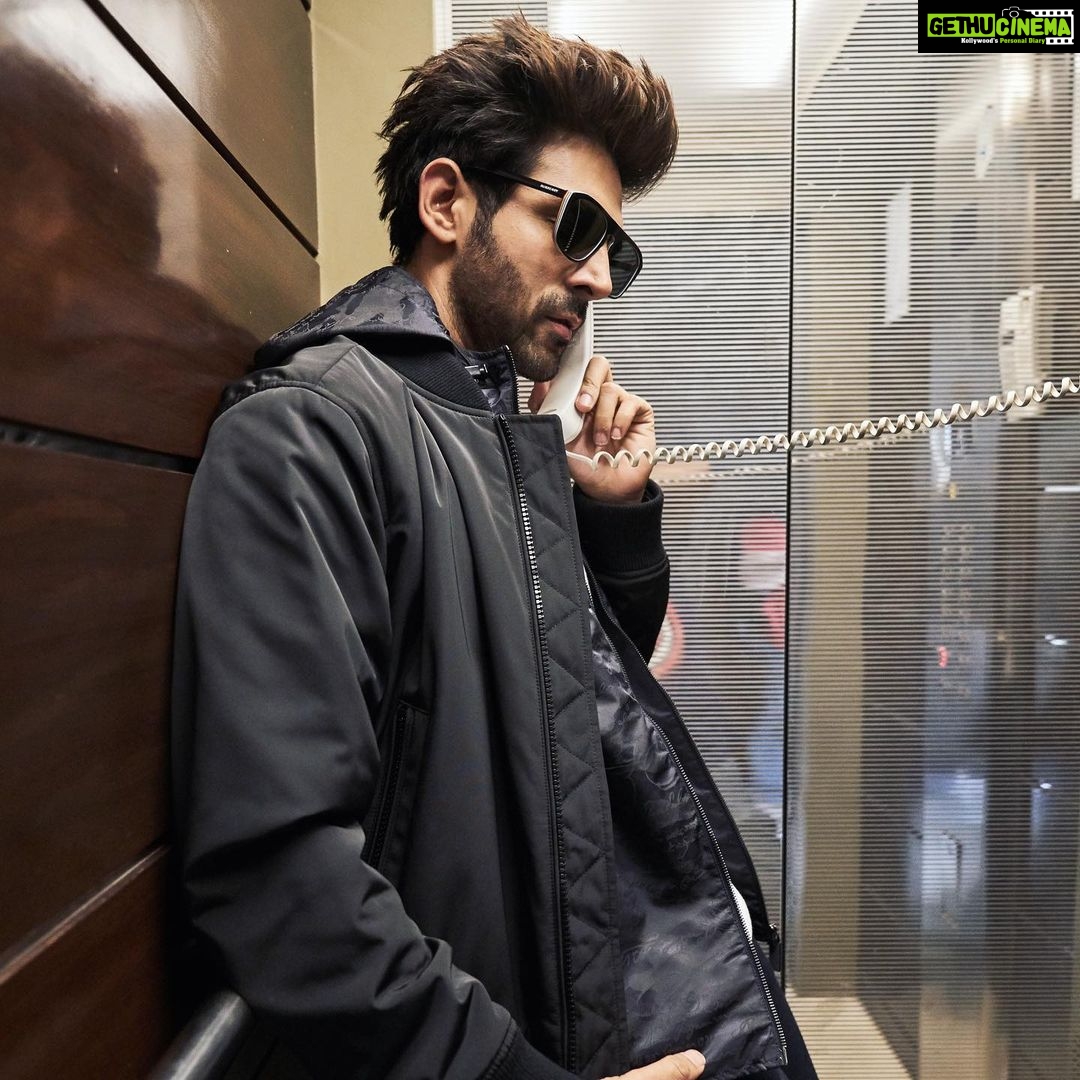 Kartik Aaryan Instagram - #ChintuTyagi kaunsi #Dilbara ko call kar rahe hain Patni ya Woh 🤙🏻 #PatiPatniAurWoh 👫💃🏻 #6thDec #PoseLikeKartikAaryan Mumbai, Maharashtra