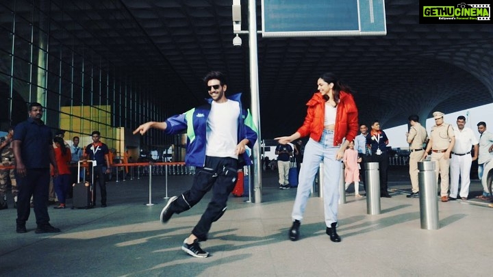 Kartik Aaryan Instagram - #DheemeDheemeChallenge has reached d next level π₯ @deepikapadukone ππ»πΊπ» Too much fun πΆ Terminal 2 Chatrapati Shivaji Terminal Mumbai