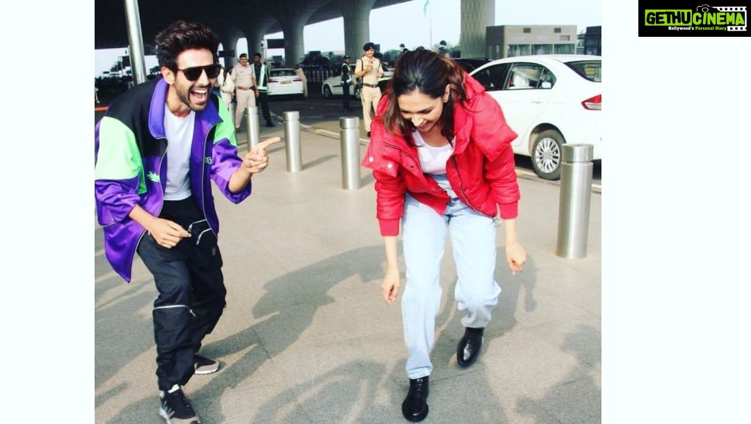Kartik Aaryan Instagram - #DheemeDheemeChallenge has reached d next level π₯ @deepikapadukone ππ»πΊπ» Too much fun πΆ Terminal 2 Chatrapati Shivaji Terminal Mumbai