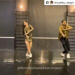 Kartik Aaryan Instagram - #AnkhiyonSeGoliMare ❤️🔥🤟🏻 #Repost @khushbu_singh Dishkiyaauuoon 💥 Full power bollywood 💪🏼 Kaisa laga aap log ko? Dancers- @kyle_coutinho @khushbu_singh Choreography @themiddlebeatdancecompany Song- #Ankhiyonsegolimare Movie- #patipatniaurwoh ft @kartikaaryan @bhumipednekar @ananyapanday . #dance #cover #bollywood #trending #dancers #kartikaaryan #ananyapandey #bhumipednekar #dancelikechintutyagi #tuesday #mood #dancersofinstagram #mbdc Mumbai, Maharashtra
