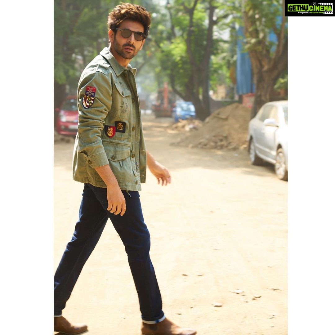 Kartik Aaryan Instagram - Give me a caption yaar . . #PatiPatniAurWoh Mumbai, Maharashtra