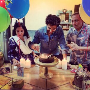 Kartik Aaryan Instagram - Jab Mummy Papa ne bday pe surprise kiya ...❤️🥺