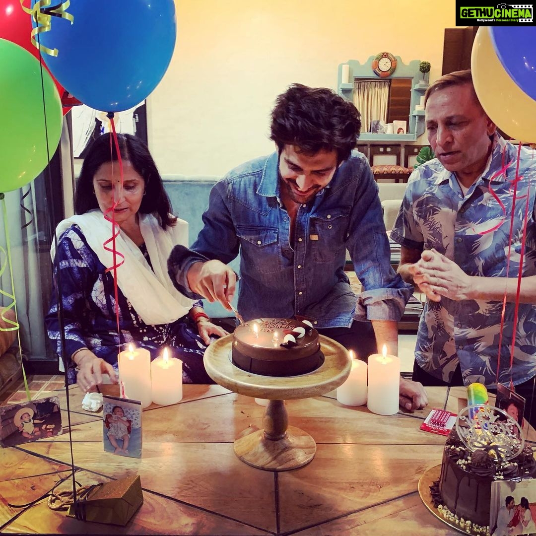 Kartik Aaryan - 1.5 Million Likes - Jab Mummy Papa ne bday pe surprise kiya ...❤️🥺