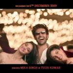 Kartik Aaryan Instagram – Iske Lambe Lambe 
Kaale kaale 🎵
Naagin se Baal re 😂
#AnkhiyonSeGoliMare 😍
My Fav track Is finally out 💥🕺🏻
Link In Bio !! Jaldi Dekho !! Aur Jaldi Nacho !! 💃🏻🕺🏻
Choreographed by my fav @farahkhankunder 🔥
#PatiPatniAurWoh 👫💃🏻
@bhumipednekar @ananyapanday @mudassar_as_is @bhushankumar @junochopra @brstudiosllp @mikasingh @tulsikumar15 @tanishk_bagchi @shabbir_ahmed9 @tseriesfilms @tseries.official Delhi, India