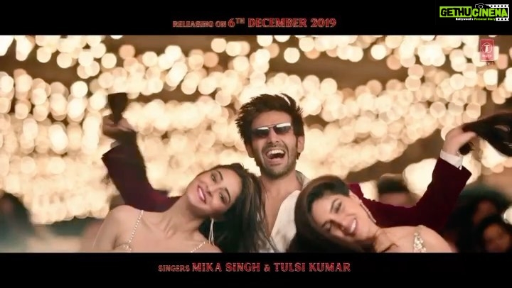 Kartik Aaryan Instagram - Iske Lambe Lambe Kaale kaale π΅ Naagin se Baal re π #AnkhiyonSeGoliMare π My Fav track Is finally out π₯πΊπ» Link In Bio !! Jaldi Dekho !! Aur Jaldi Nacho !! ππ»πΊπ» Choreographed by my fav @farahkhankunder π₯ #PatiPatniAurWoh π«ππ» @bhumipednekar @ananyapanday @mudassar_as_is @bhushankumar @junochopra @brstudiosllp @mikasingh @tulsikumar15 @tanishk_bagchi @shabbir_ahmed9 @tseriesfilms @tseries.official Delhi, India