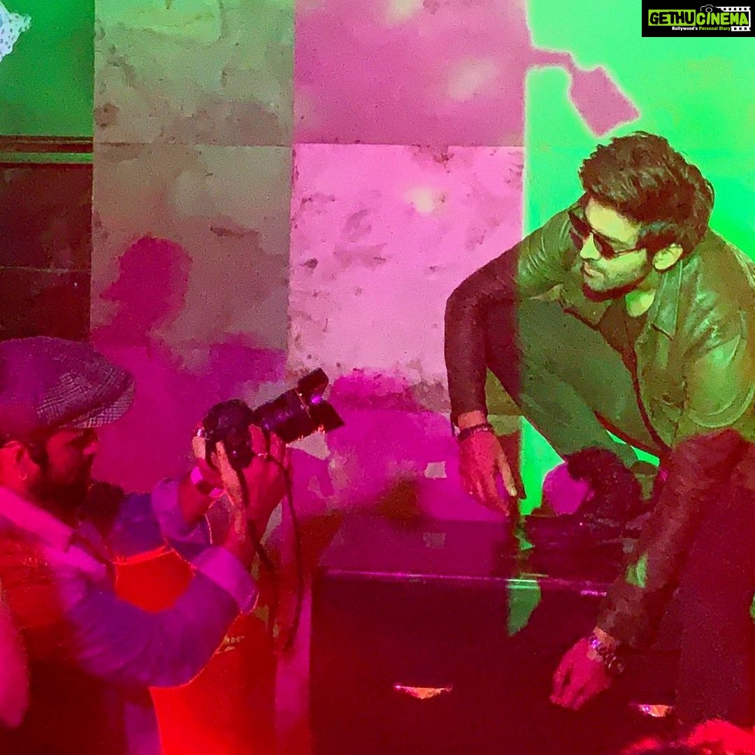 Kartik Aaryan Instagram - Bosco sir ne VIBE bana di Dheeme Dheeme π₯ Thank you @boscomartis β€οΈ @vijaya_kriti @auggypereira @thegulnaazkhan @alisha__behura and the whole team for creating yet another memorable song π₯ π΅ #DheemeDheeme π€π»πΊπ» #PatiPatniAurWoh π«ππ»
