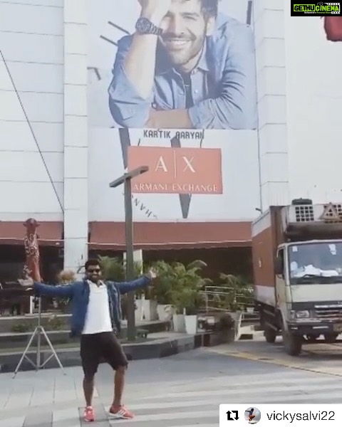 Kartik Aaryan Instagram - Haha kya baat hai π€π»π€π» #DheemeDheeme #Repost @vickysalvi22 #dheemedheemechallenge #patipatniaurwoh #chintutyagi @kartikaaryan @ananyapanday @bhumipednekar @tseries.official π₯@payaloberoi π½@milankepchaki Patiala, India