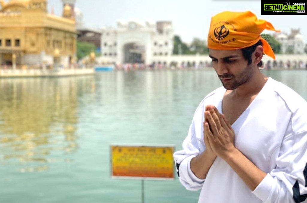 Kartik Aaryan Instagram - गुरपुरब दी, आप सबनु, लख - लख वधाई ! Amritsar Golden Temple