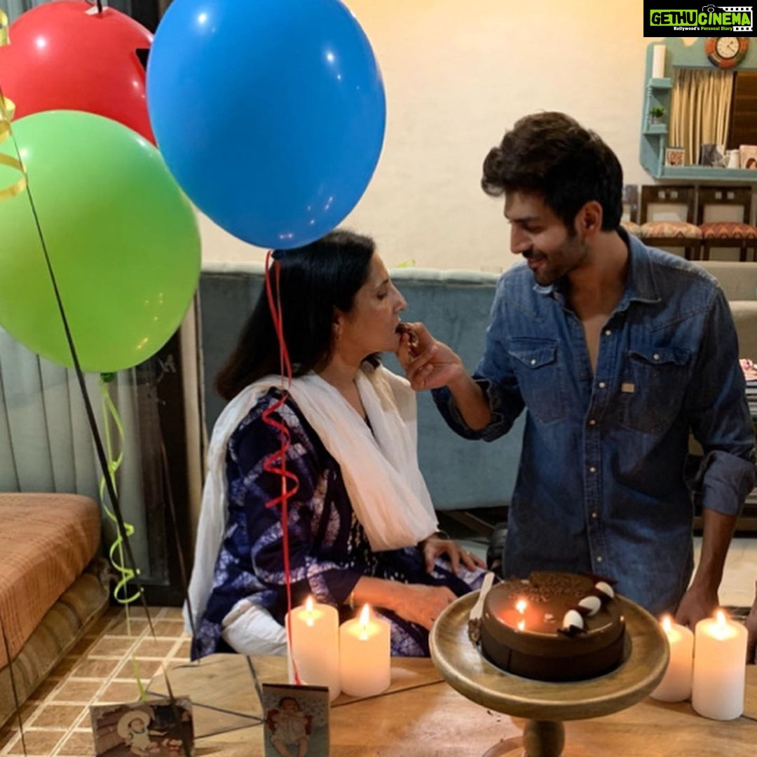 Kartik Aaryan - 1.5 Million Likes - Jab Mummy Papa ne bday pe surprise kiya ...❤️🥺
