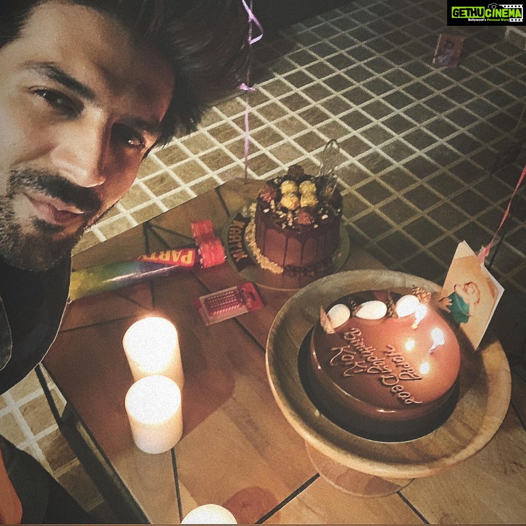 Kartik Aaryan - 1.5 Million Likes - Jab Mummy Papa ne bday pe surprise kiya ...❤️🥺