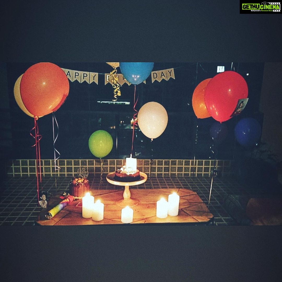 Kartik Aaryan - 1.5 Million Likes - Jab Mummy Papa ne bday pe surprise kiya ...❤️🥺