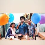 Kartik Aaryan Instagram - Jab Mummy Papa ne bday pe surprise kiya ...❤️🥺 Mumbai, Maharashtra