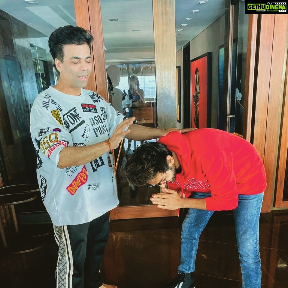 Kartik Aaryan Instagram - Maa da laadla #Chandigarh nikal gaya #Dostana2 !! 🌈 The Dharma rivaaz that all actors need to follow before starting a Dharma film @karanjohar 😁